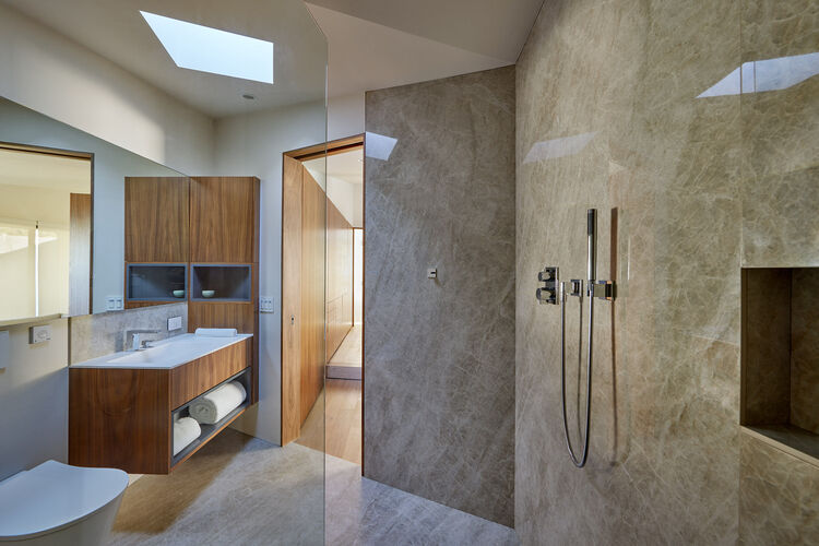 Moderno kupatilo sa velikim porcelanskim pločicama